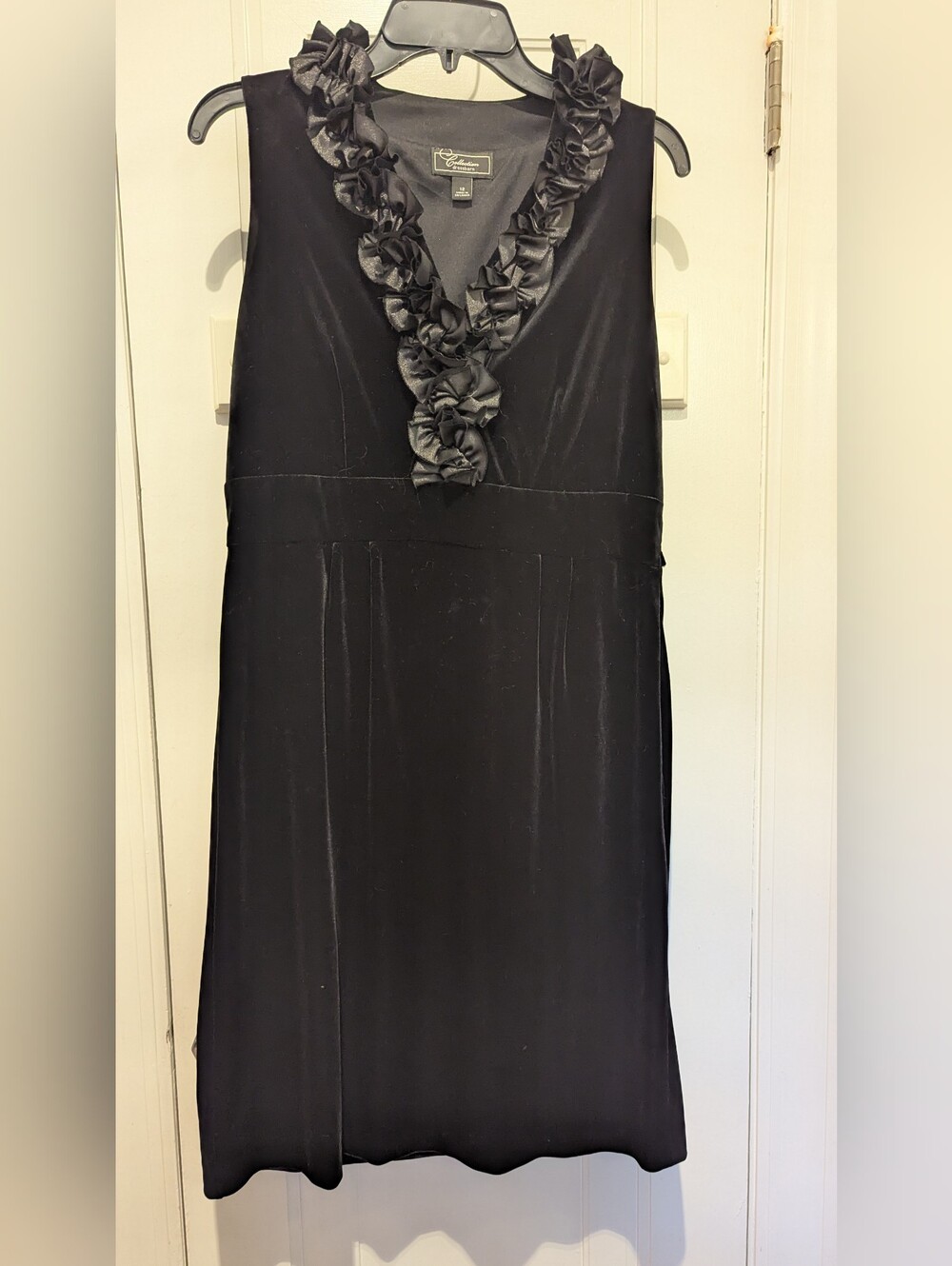 Elegant Black Velvet Sleeveless Ruffle V-Neck Dress